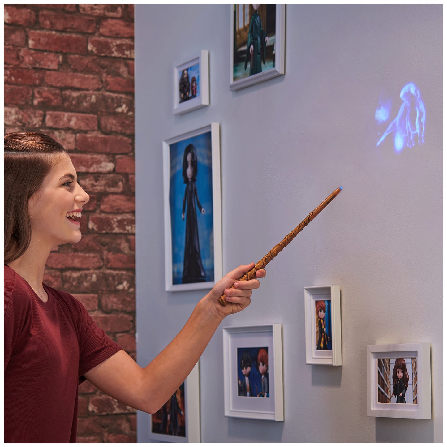 Wizarding World Harry Potter - Hermione Granger's Light Up Wand with Patronus projection, approx. 33 cm, toy for kids aged 6 and up, fan merchandise.