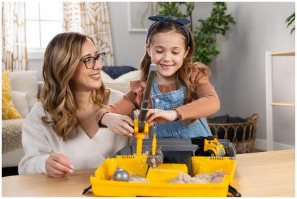 Kinetic Sand Construction Kit - with 907g of original magical kinetic sand from Sweden, construction vehicle, and accessories for creative indoor sand play, for children ages 3 and up.