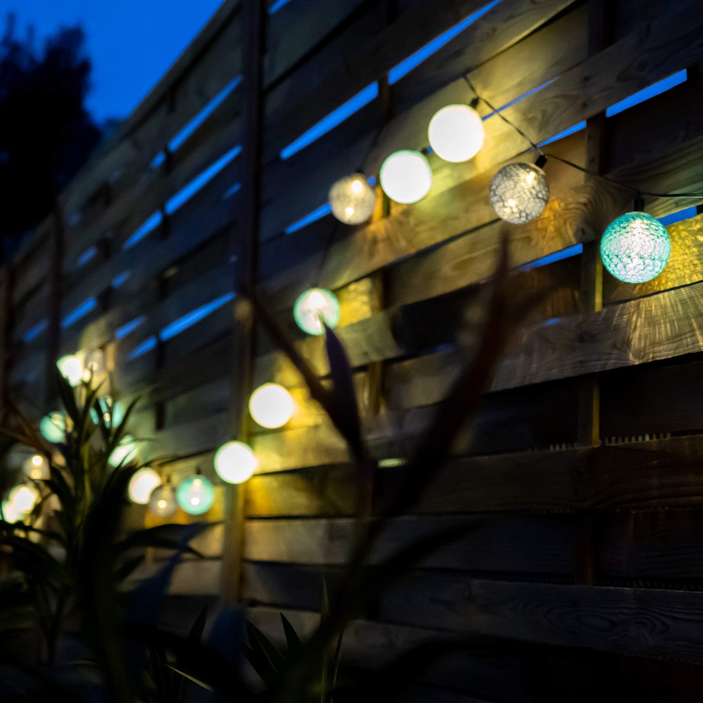 GuirLED - Outdoor garland with LED light balls Guinguette - Waterproof IP65 - High efficiency solar panel - Automatic ON/OFF - 16 balls 3m - Forest