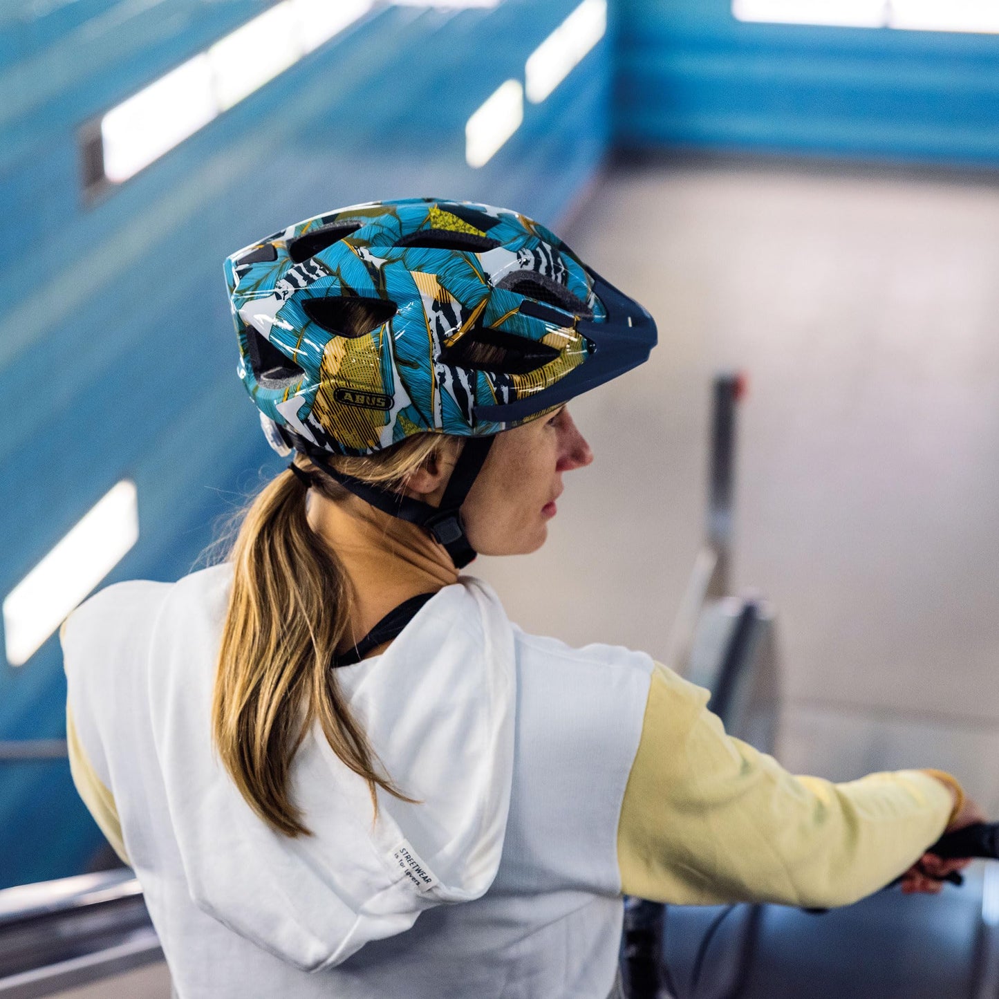 ABUS urban helmet Aduro 2.0 - versatile bike helmet with integrated light - sporty design for city commuting - for men and women - Grey/White, Size M