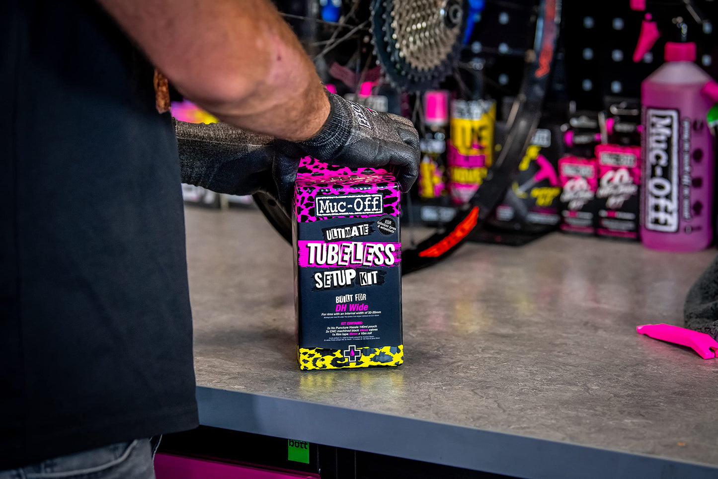 Muc-Off Ultimate Tubeless Kit setup for tubeless-ready bikes, road/gravel/CX 60 mm - includes rim tape, bike patch kit, tubeless valves, and tire sealant.