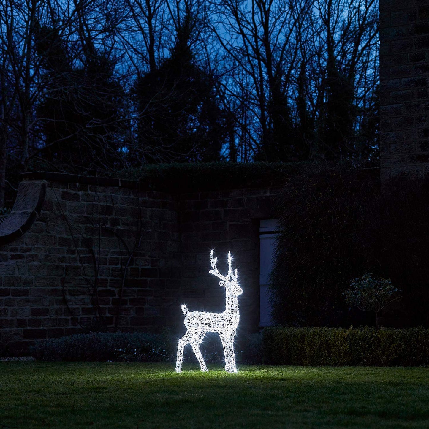 Lights4fun 120cm Swinsty LED Reindeer Figure Acrylic Christmas Decoration White Timer Outdoor and Indoor Reindeer Illuminated Outdoor