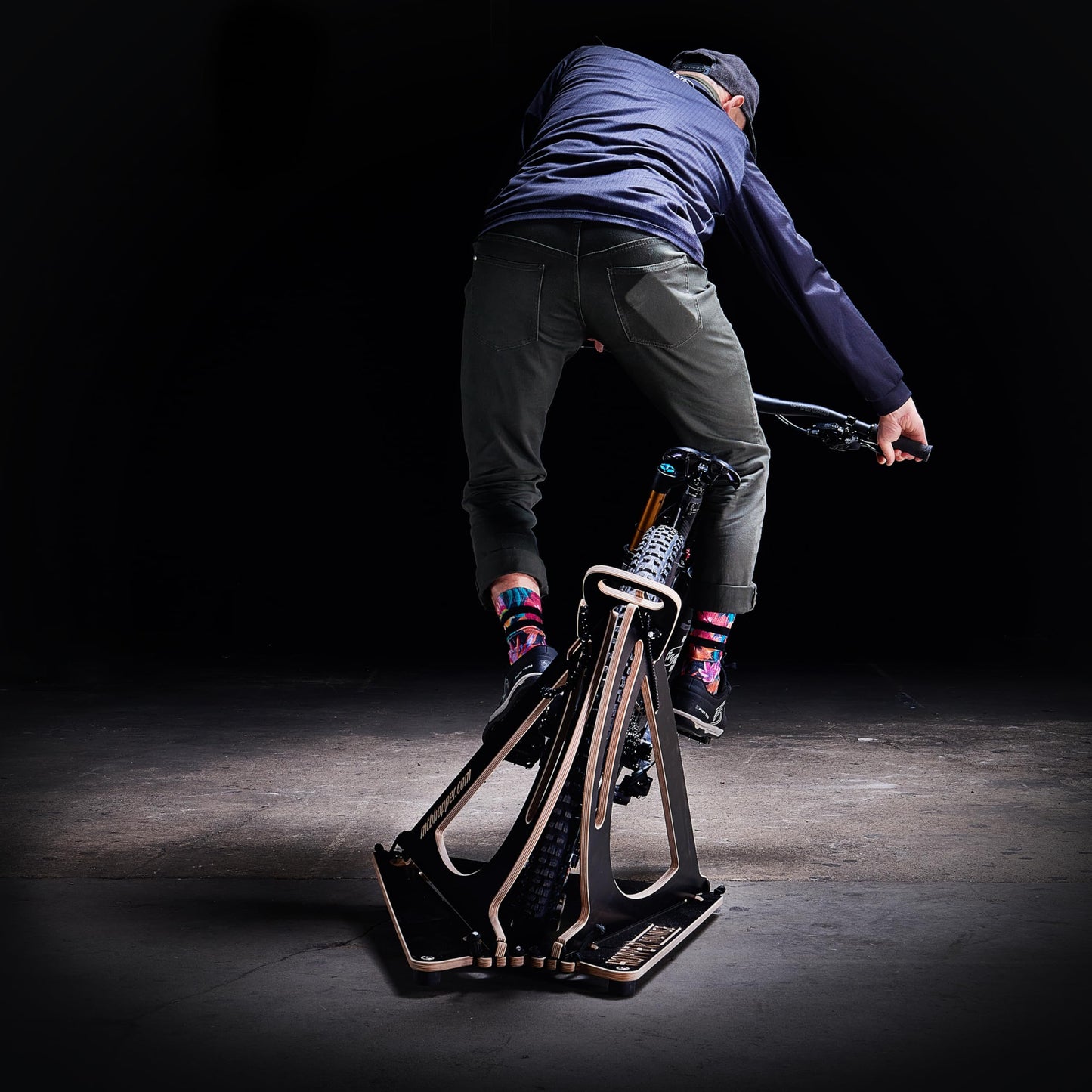 MTB Hopper Manual Balance Machine for mountain bikes - Manual balance trainer with rear wheel cradle - Indoor bike stand