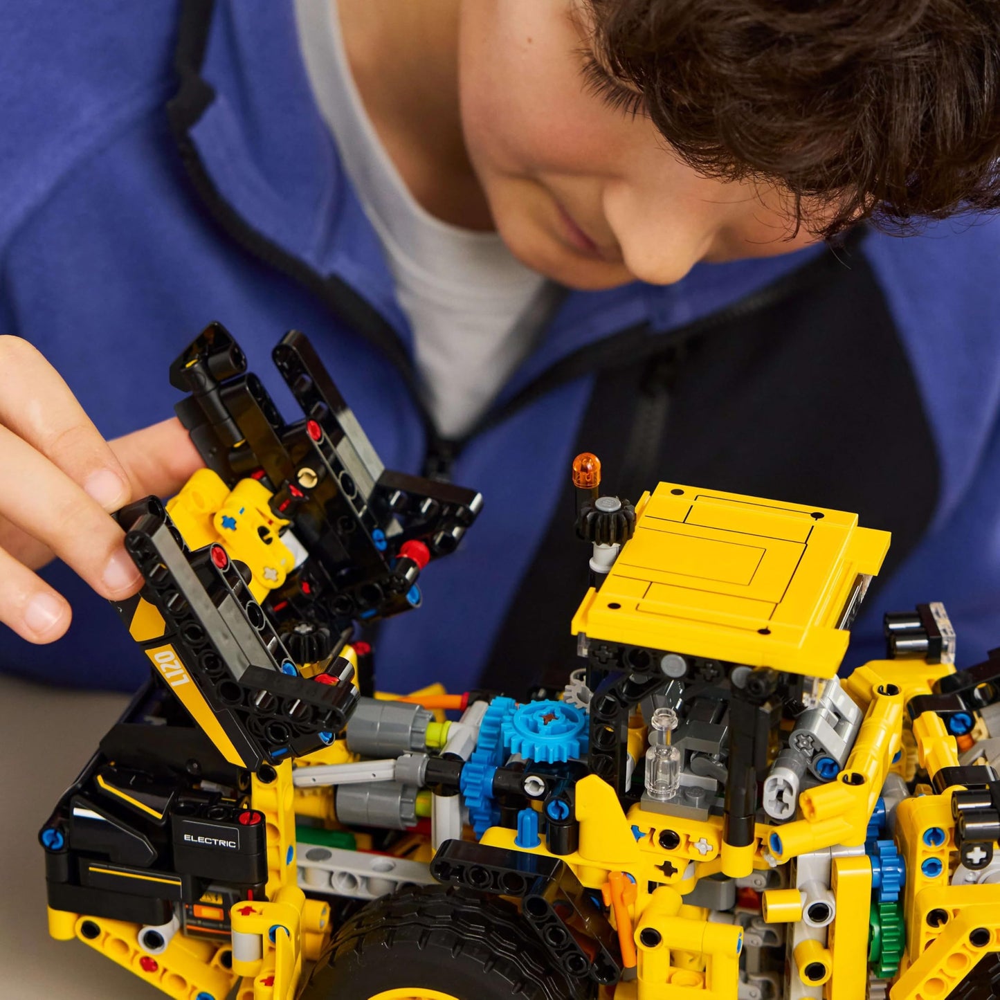 LEGO Technic Volvo L120 Electric Wheel Loader - Construction toy with articulated steering and movable bucket - Birthday gift for boys aged 9 and up - 42209