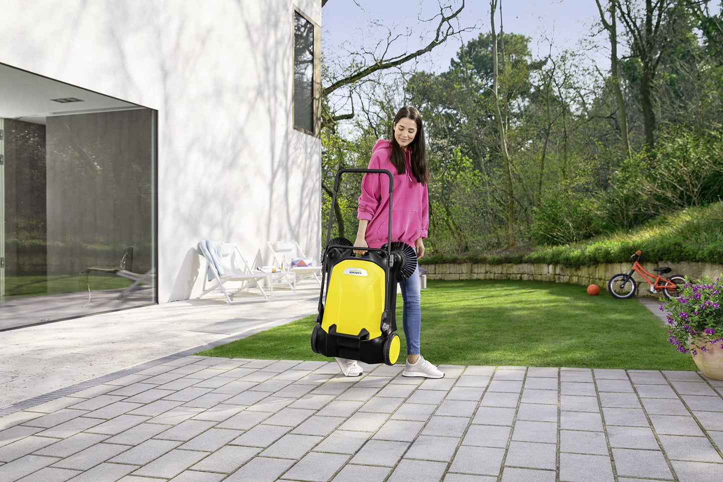 Kärcher Sweeper S 4 Twin (Max. area coverage: 2400m²/h, 2 side brushes, Sweeping container: 20 l, Working width: 680 mm, space-saving storage, height-adjustable push handle), foldable