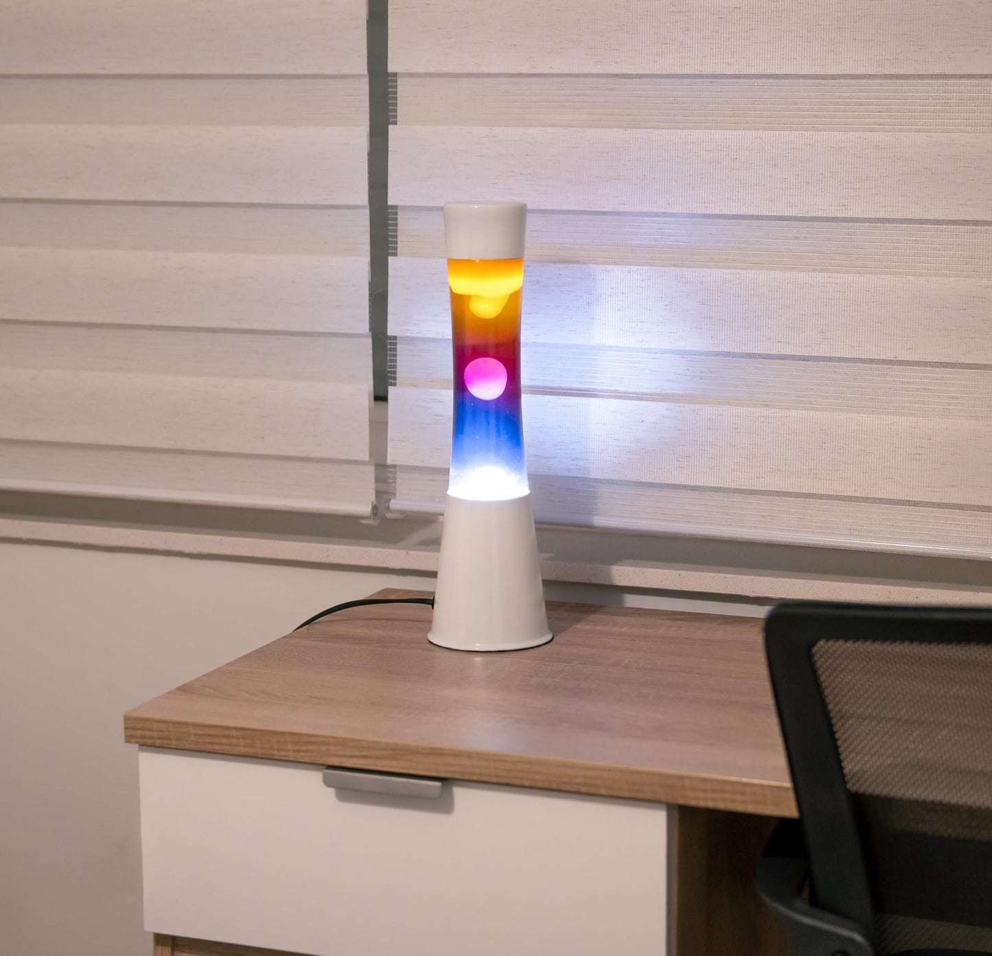 FISURA - Multicolored lava lamp. White base and glass with multicolored gradient effect. Lamp for relaxation. Comes with spare bulb. 11 cm x 11 cm x 39.5 cm.