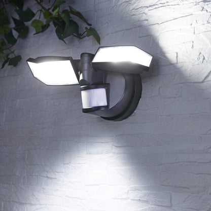 Northpoint battery-powered LED spotlight with motion sensor. Adjustable and pivoting floodlight with 400 lumens. Splash-resistant in cold white 5000K. Requires 3X C batteries (Black).