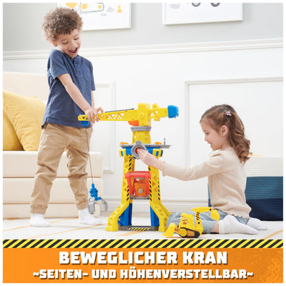 Rubble & Crew - Construction Paws Courtyard Crane Playset (68 cm) with Rubble action figure, bulldozer construction vehicle, and 340 g Kinetic Sand Build-it Sand. Suitable for children aged 3 years and older.