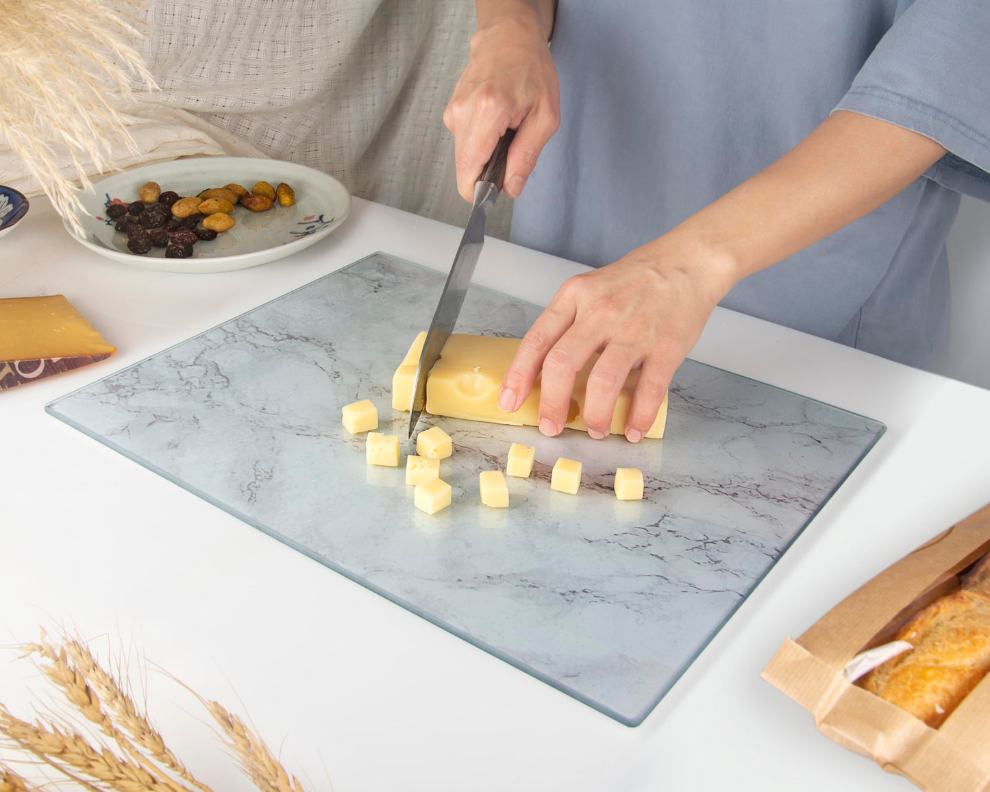 Kitchenville Glass Cutting Board 40x30cm - Hygienic cutting board made of tempered glass - Heat resistant, scratch resistant & non-slip - Glass plate for the kitchen - Grey marble look