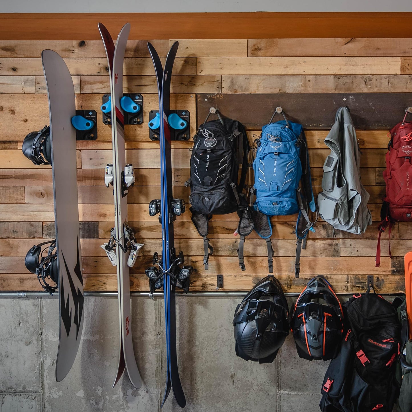 Gravity Grabber Ultimate Ski & Snowboard Wall Mount - Fits any Ski/Snowboard - for Damage-Free Storage of Rocker and Tips - 6X - Black