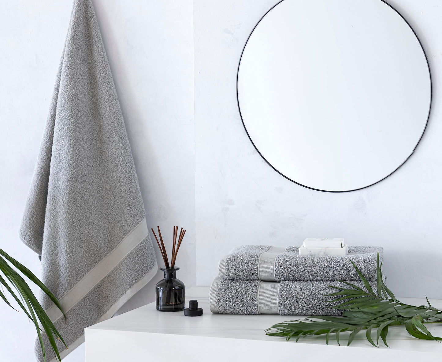 Todocama 2 bath towels, 100% cotton, 550 gsm, extra soft, very absorbent and quick-drying, measures 70 x 140 cm, light grey.