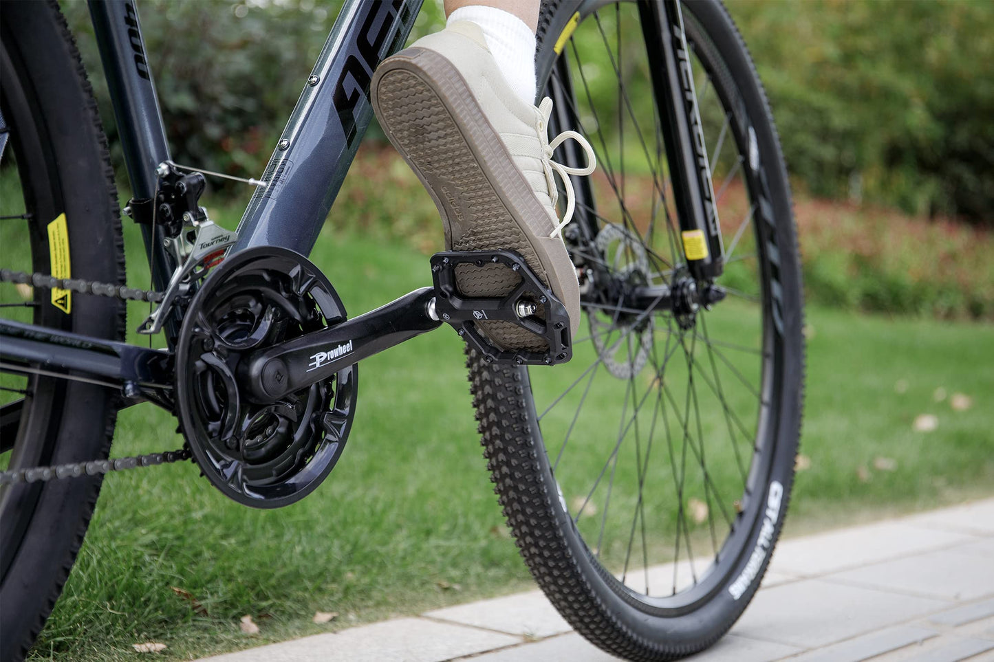 Daring Mountain Bike Pedals, Non-Slip MTB Pedals made of Nylon Fiber, 9/16-inch Bike Pedals, Lightweight and Wide Flat Platform Pedals (Black)