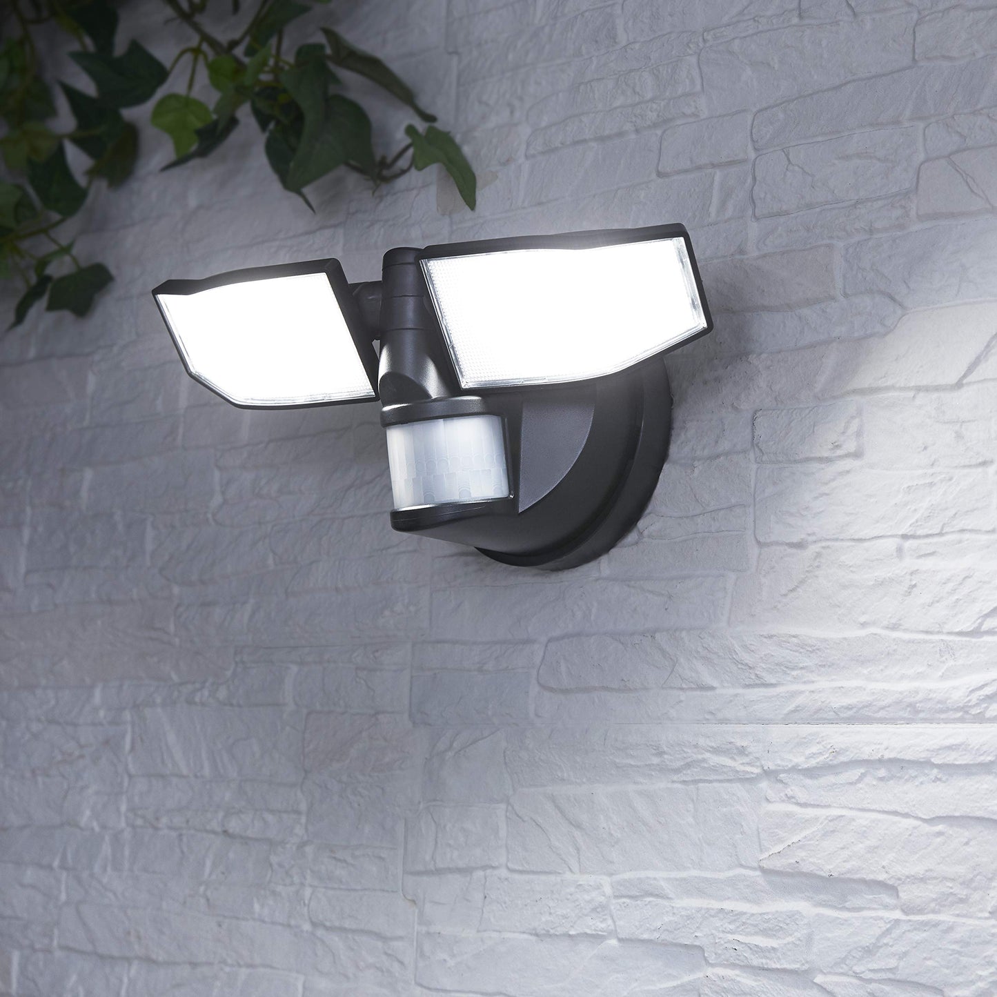 Northpoint battery-powered LED spotlight with motion sensor. Adjustable and pivoting floodlight with 400 lumens. Splash-resistant in cold white 5000K. Requires 3X C batteries (Black).