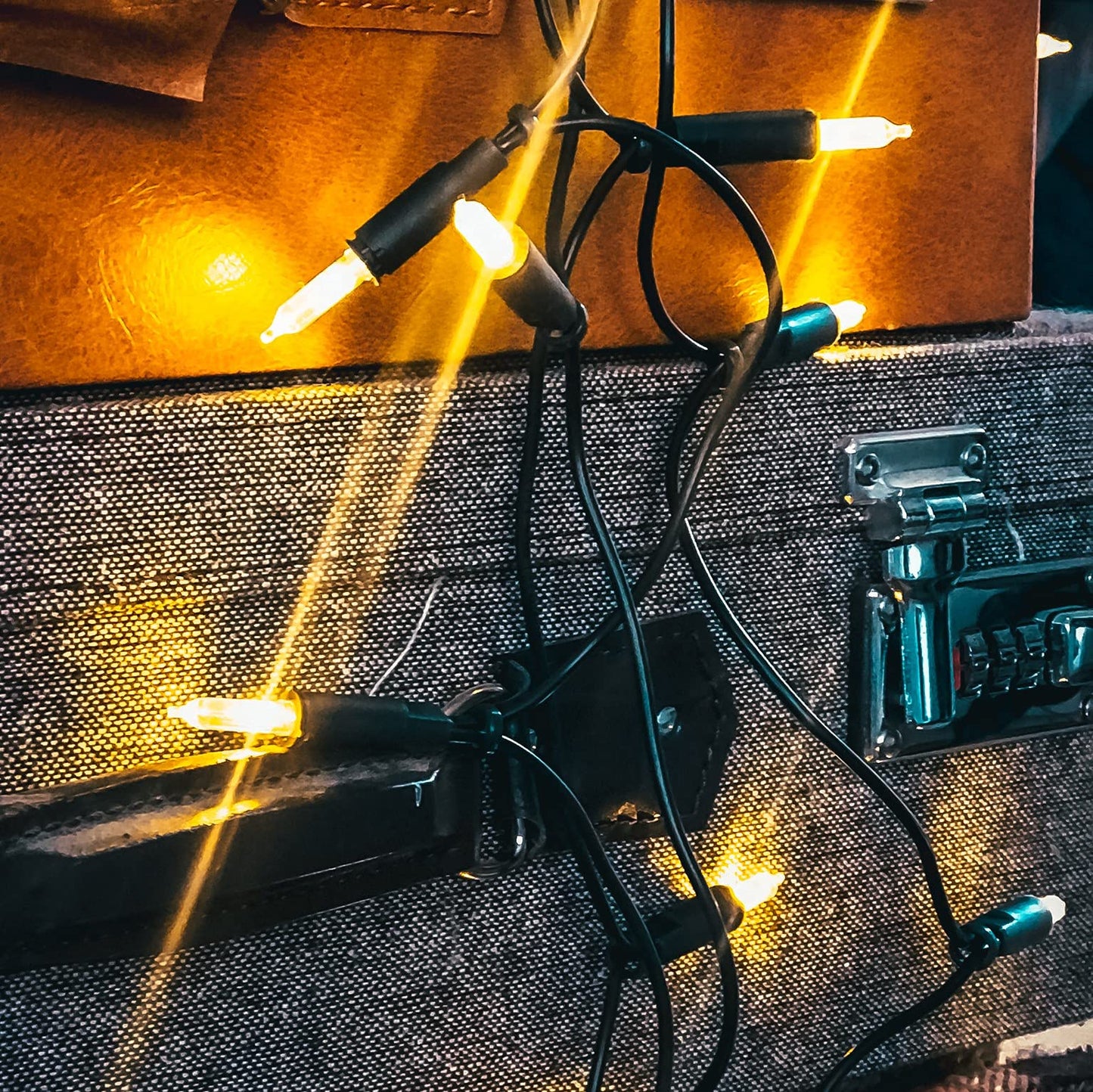 Illuminated indoor string lights powered by electricity, mini string lights with 100 clear warm bulbs, 14.85m lit up, green cable with 100 lights and plug for Christmas <59 lumens 839012