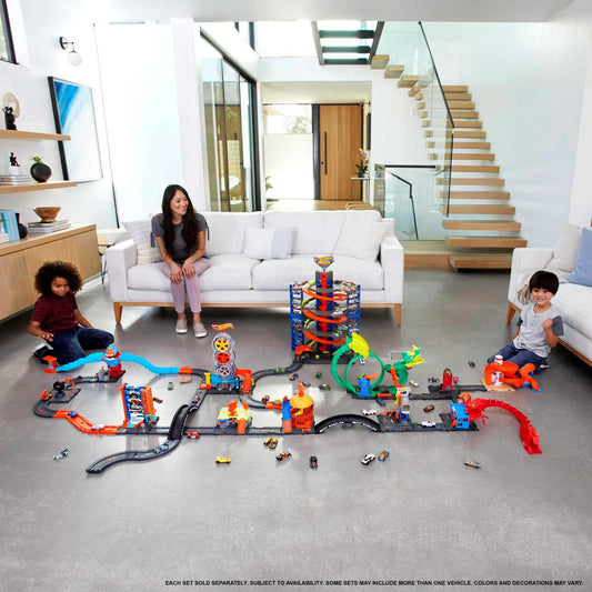 Hot Wheels Race Track Gas Can, stunt and race action for toy cars, with looping track, storage box, car toy, toys for 6 years and older, HDX78.