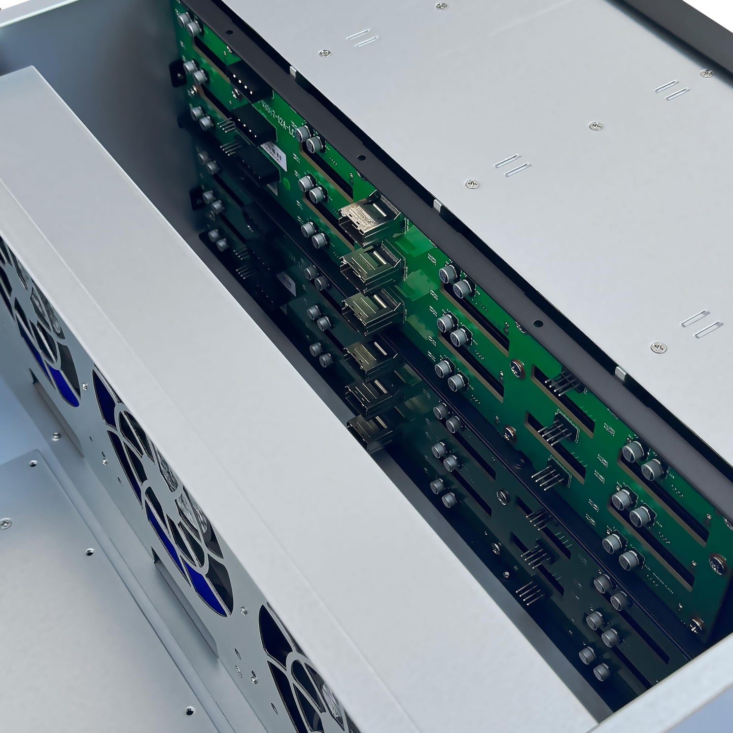 FANTEC 1873 SRC-4240X07 19" 4U 680mm Storage Enclosure (24x SAS/SATA drive bays with 2 status LEDs each, bays for 3.5" and 2.5" drives, USB 2 connection, 2x 80mm fans)