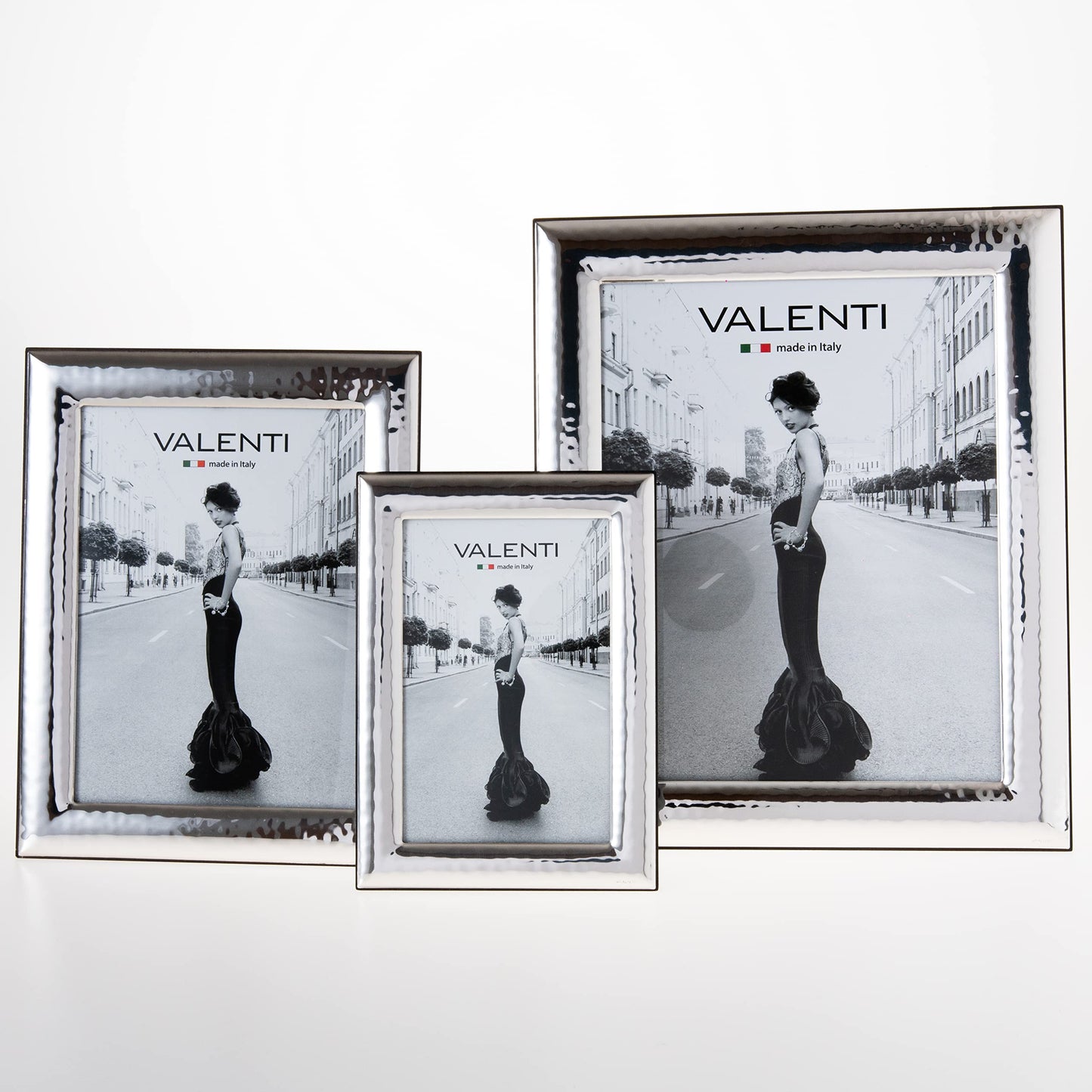 Valenti&Co picture frame in shiny silver, hammered, 15 x 20 cm. Perfect as a gift for weddings, birthdays, or for mom and dad.