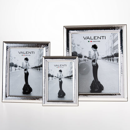 Valenti&Co picture frame in shiny silver, hammered, 15 x 20 cm. Perfect as a gift for weddings, birthdays, or for mom and dad.