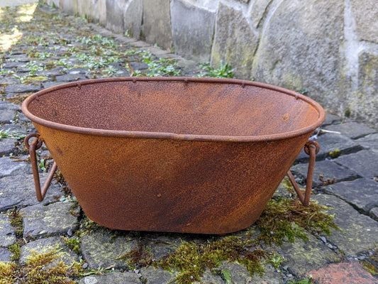 Terracotta pots de planter with 2 handles, approximately 34 cm wide, made of metal with a rusted finish. Ideal for garden plantings, this vintage planter exudes shabby chic charm for a rustic country feel.