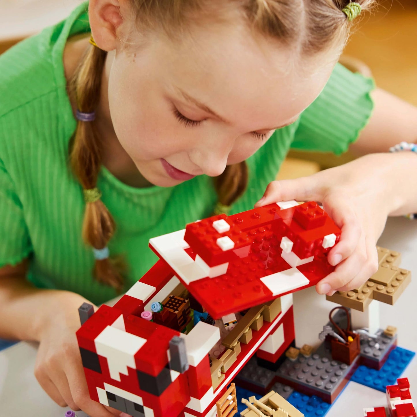 LEGO Minecraft The Mushroom Cow House - Gaming toy with Steve figure, Mobs, a crafting table and a farm - Interactive playset - Gaming gift for girls and boys aged 8 and up 21270