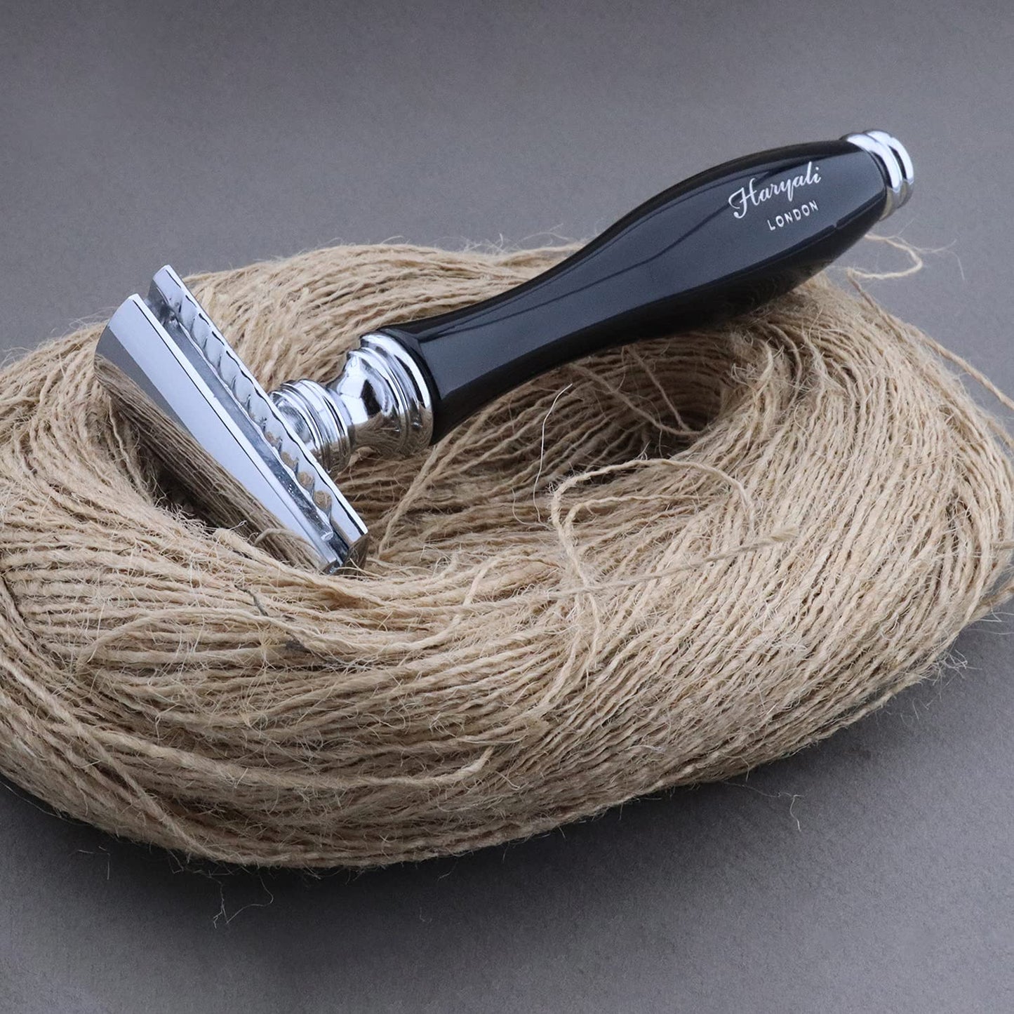Haryali London 5-piece shaving set, double-edge razor, black badger brush, soap, bowl, stand, set as a gift.