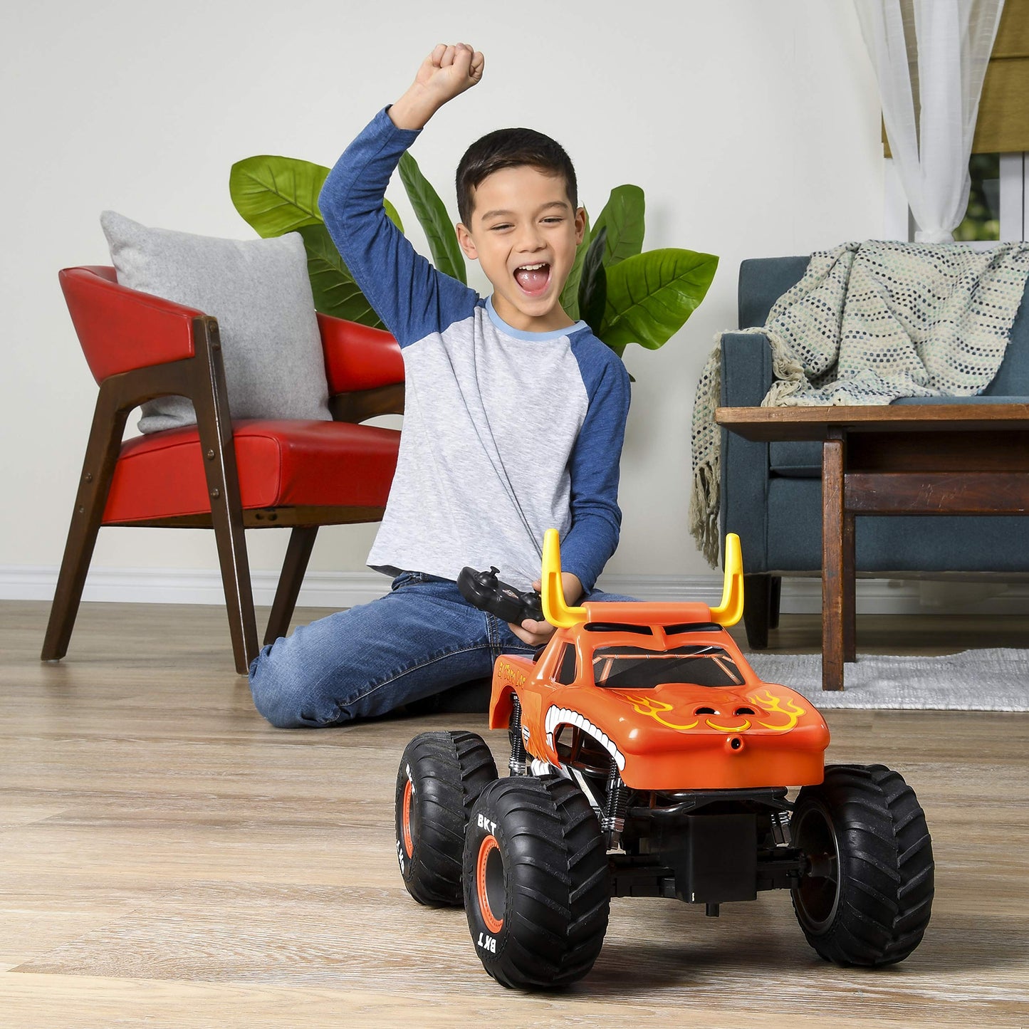 Monster Jam 6044992 RC El Toro Loco vehicle in 1:15 scale.