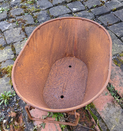 Terracotta pots de planter with 2 handles, approximately 34 cm wide, made of metal with a rusted finish. Ideal for garden plantings, this vintage planter exudes shabby chic charm for a rustic country feel.