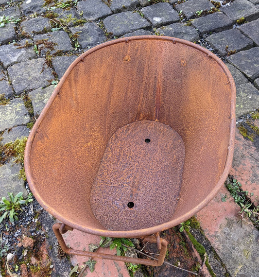 Terracotta pots de planter with 2 handles, approximately 34 cm wide, made of metal with a rusted finish. Ideal for garden plantings, this vintage planter exudes shabby chic charm for a rustic country feel.