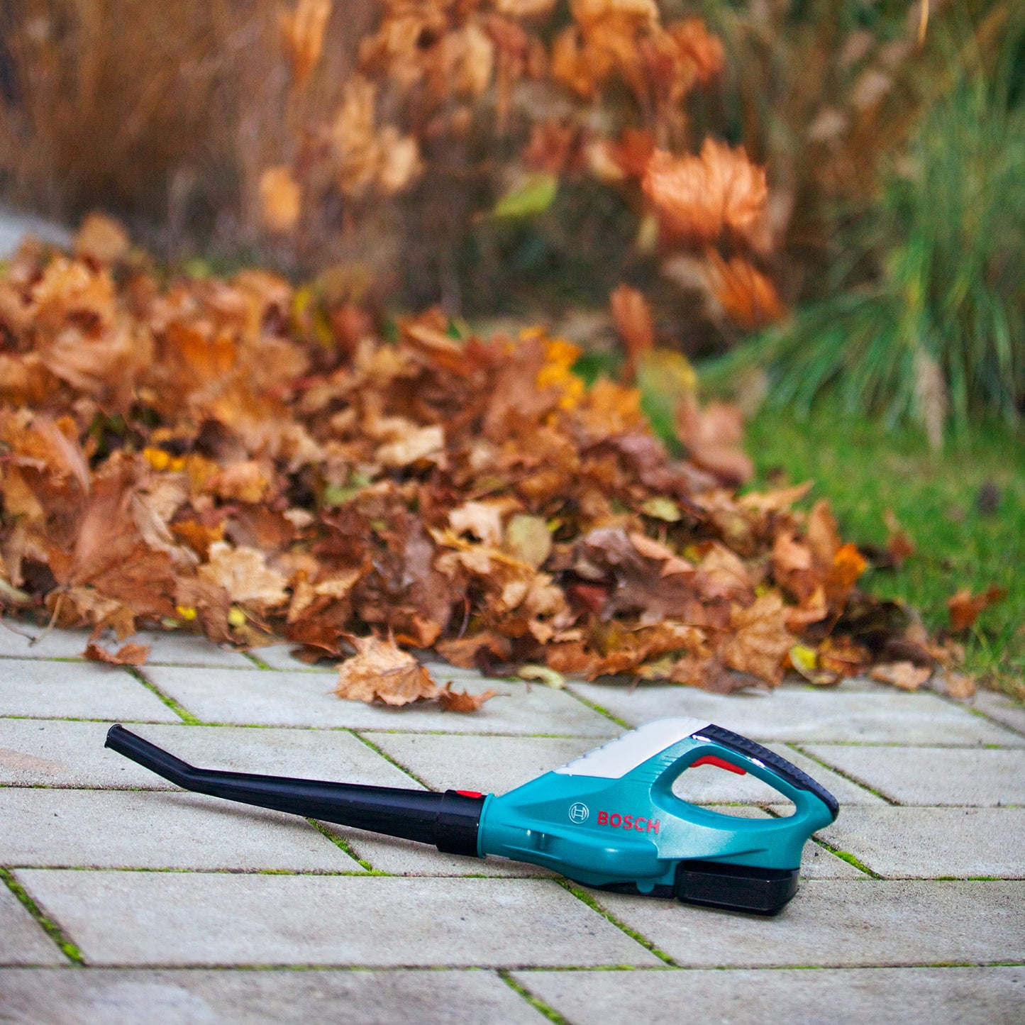 Theo Klein 2776 Bosch Leaf Blower I High-quality children's garden tool I With leaf blowing function and detachable attachment I Dimensions: 52 cm x 10 cm x 13 cm I Toy for children aged 3 years and older
