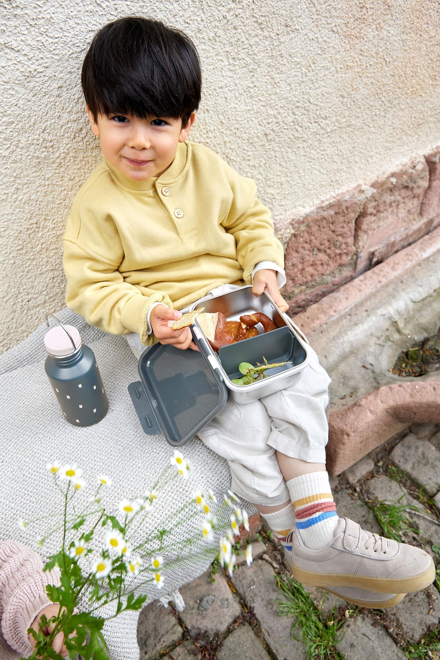 CASUAL children's lunch box made of stainless steel, perfect for kindergarten and school. Sustainable and stylish design with happy prints in midnight blue.