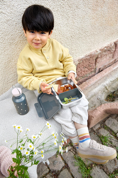 CASUAL children's lunch box made of stainless steel, perfect for kindergarten and school. Sustainable and stylish design with happy prints in midnight blue.