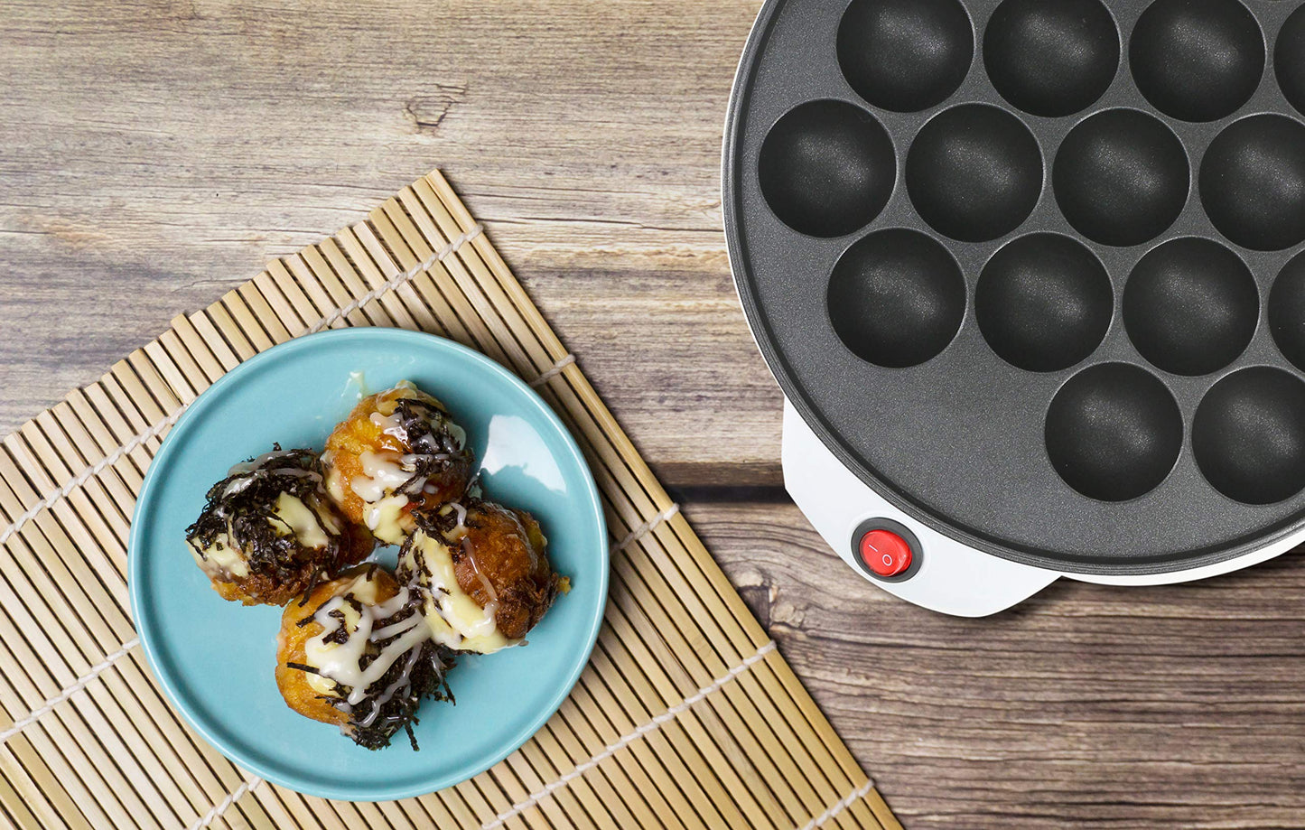 Takoyaki maker with takoyaki picks, simple and easy to use electric machine for making Japanese takoyaki octopus balls, 220-240V 50/60Hz 650W, European plug.