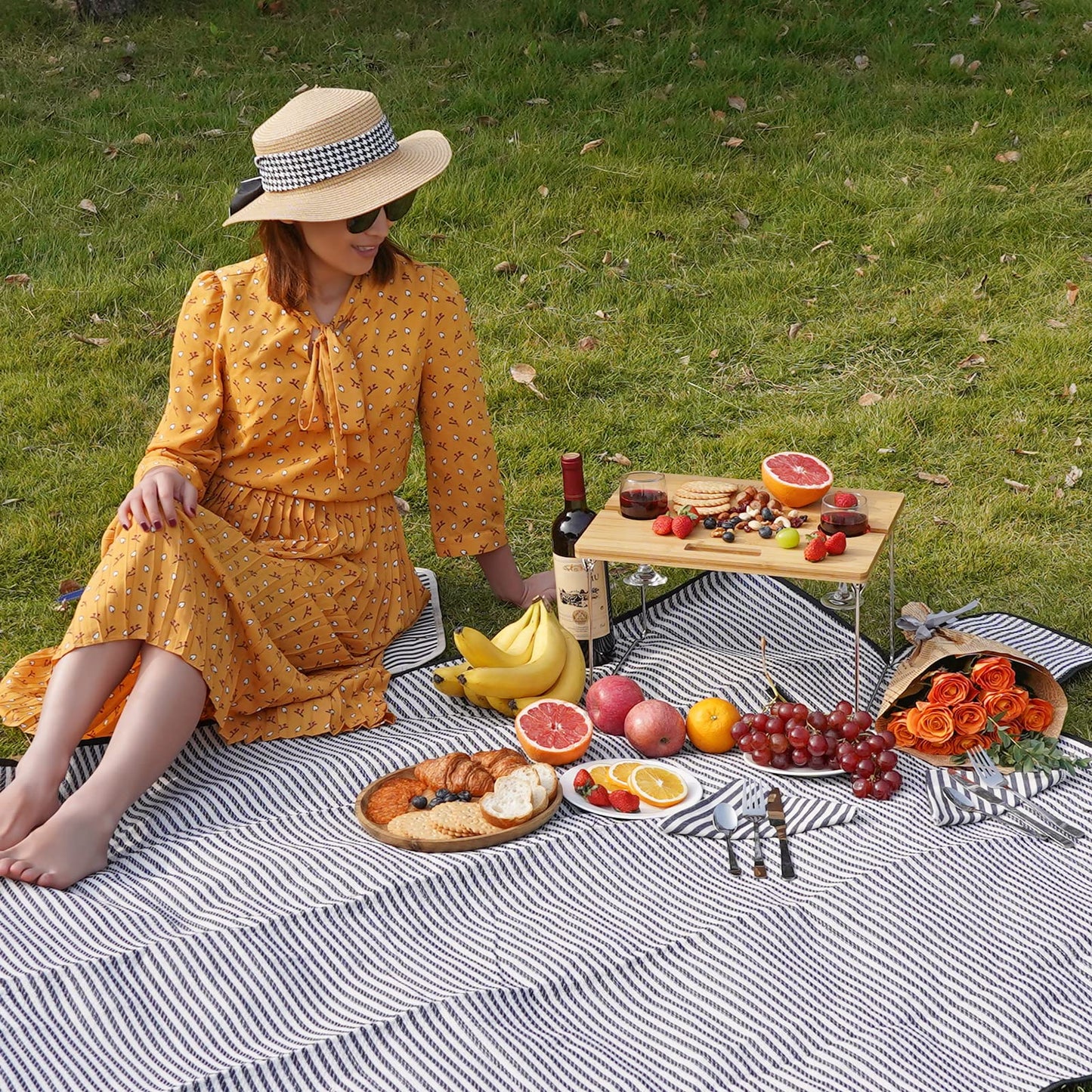 Picnic basket for 2, including a bamboo wine table with metal legs. Perfect for camping and outdoor parties.