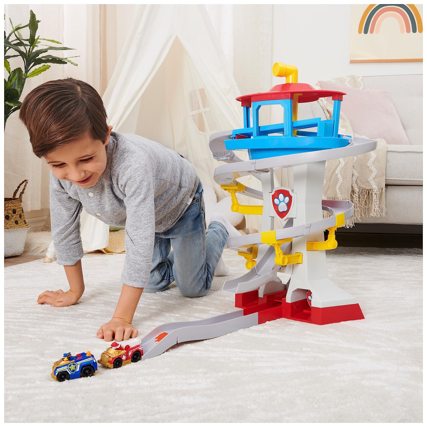 PAW PATROL 6058281 - True Metal Adventure Bay Playset with 2 metal vehicles in 1:55 scale.