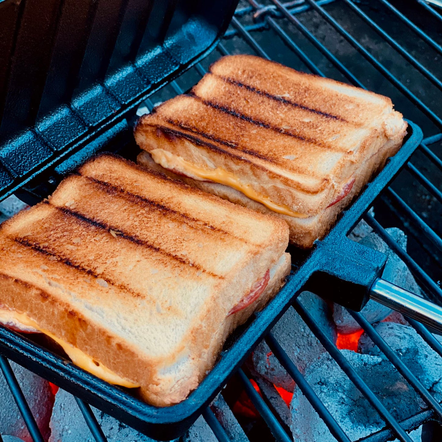 BBQ-Toro sandwich iron with carrying bag | BBQ waffle iron made of cast iron | Rectangular, long handle | Already seasoned | Waffle iron grill, outdoor waffle iron for open fire, sandwich maker
