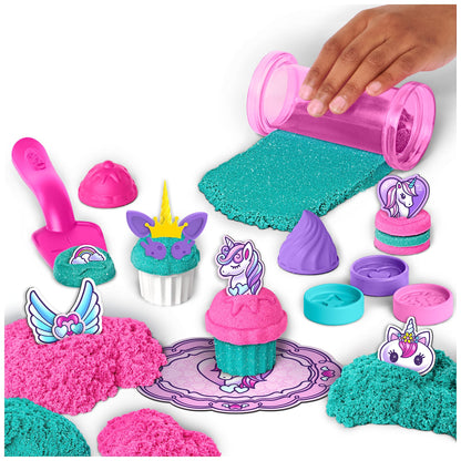 Kinetic Sand Unicorn Back Set - with 454 g of original kinetic sand from Sweden and lots of accessories for clean, creative indoor sand play and role-playing, for children aged 3 and up.