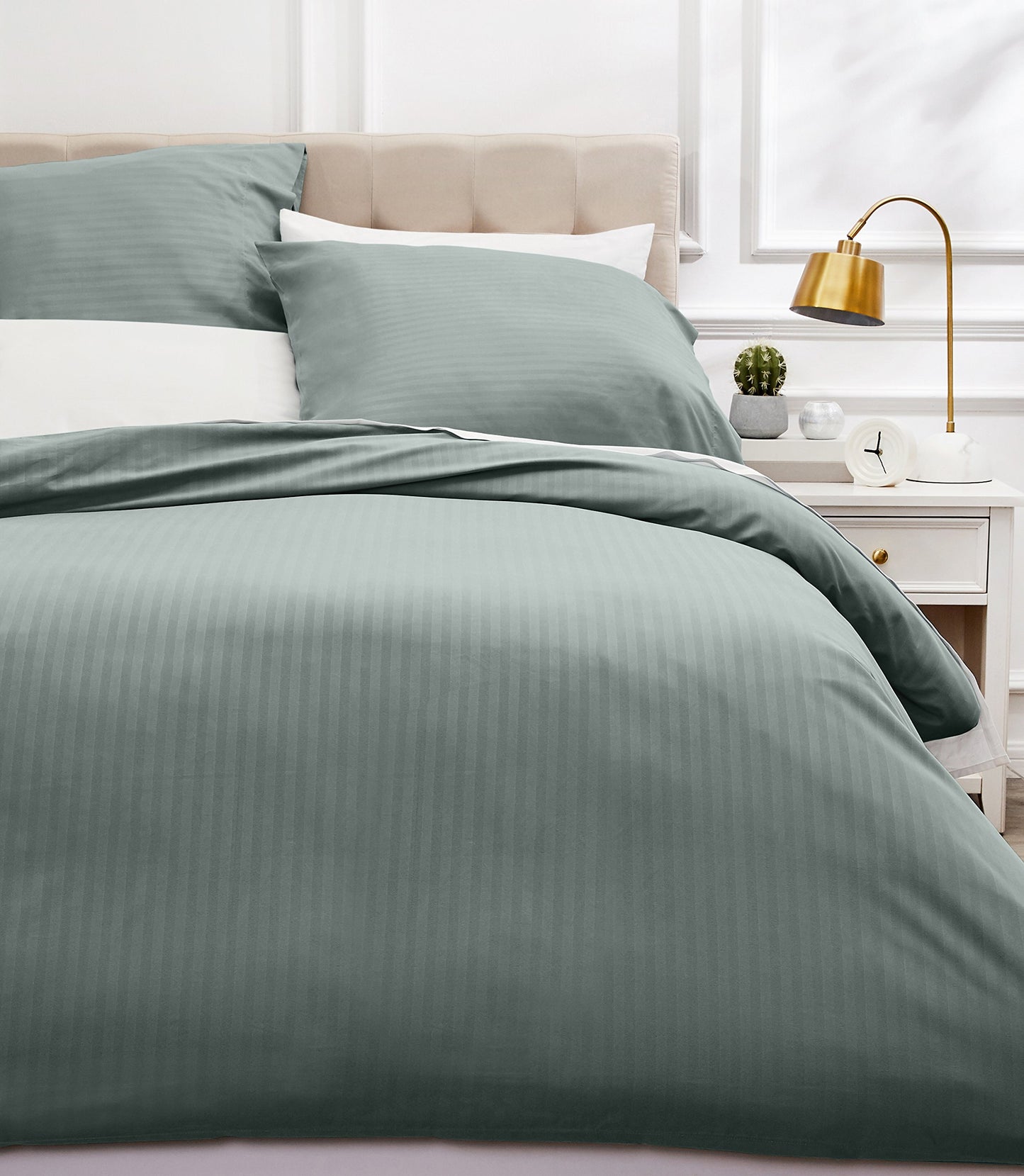 Amazon Basics 3-piece Deluxe Microfiber Bedding Set, Duvet Cover 240 x 260 cm & 2 Pillowcases 65 x 65 cm, Dark Grey, Striped