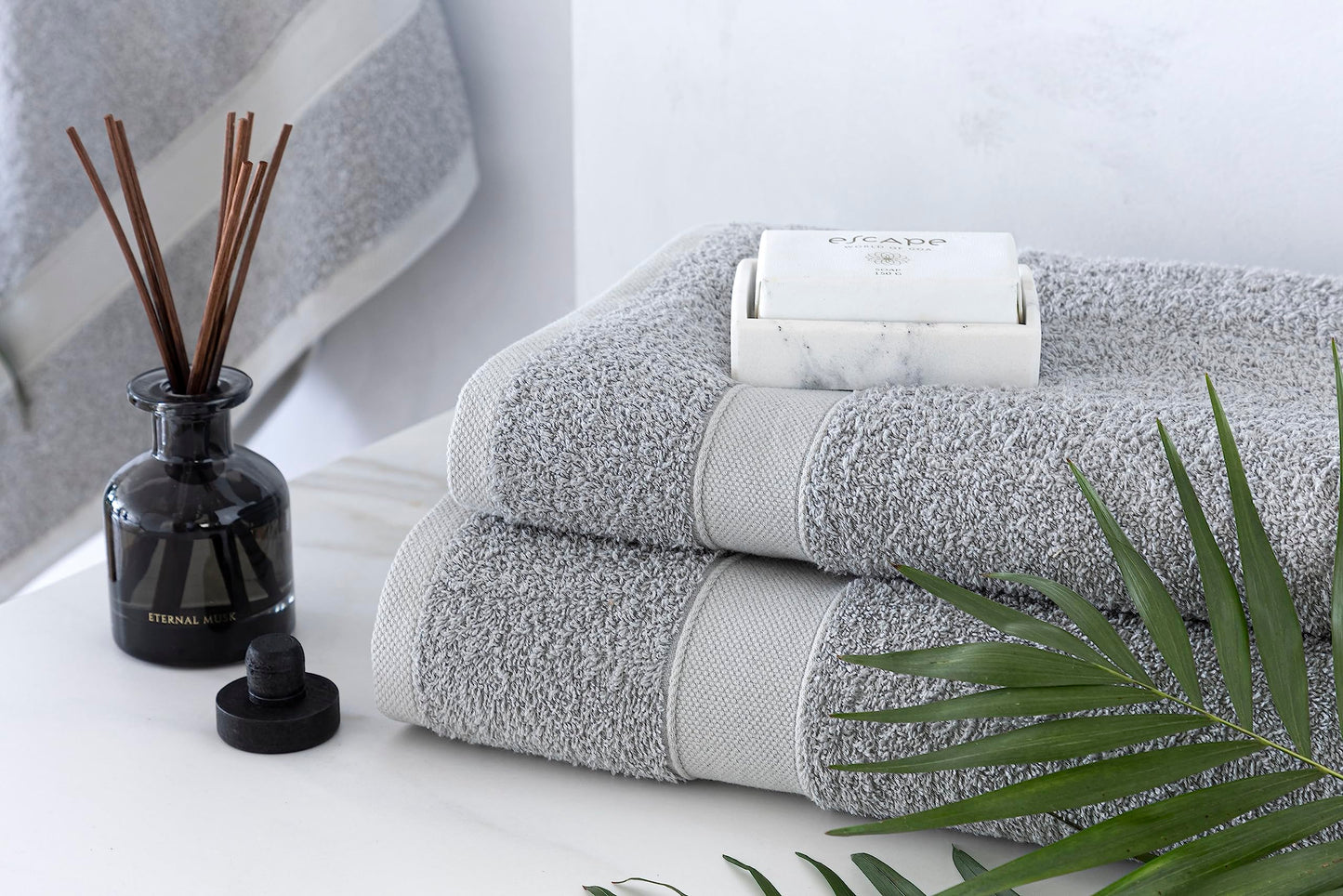 Todocama 2 bath towels, 100% cotton, 550 gsm, extra soft, very absorbent and quick-drying, measures 70 x 140 cm, light grey.