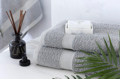 Todocama 2 bath towels, 100% cotton, 550 gsm, extra soft, very absorbent and quick-drying, measures 70 x 140 cm, light grey.
