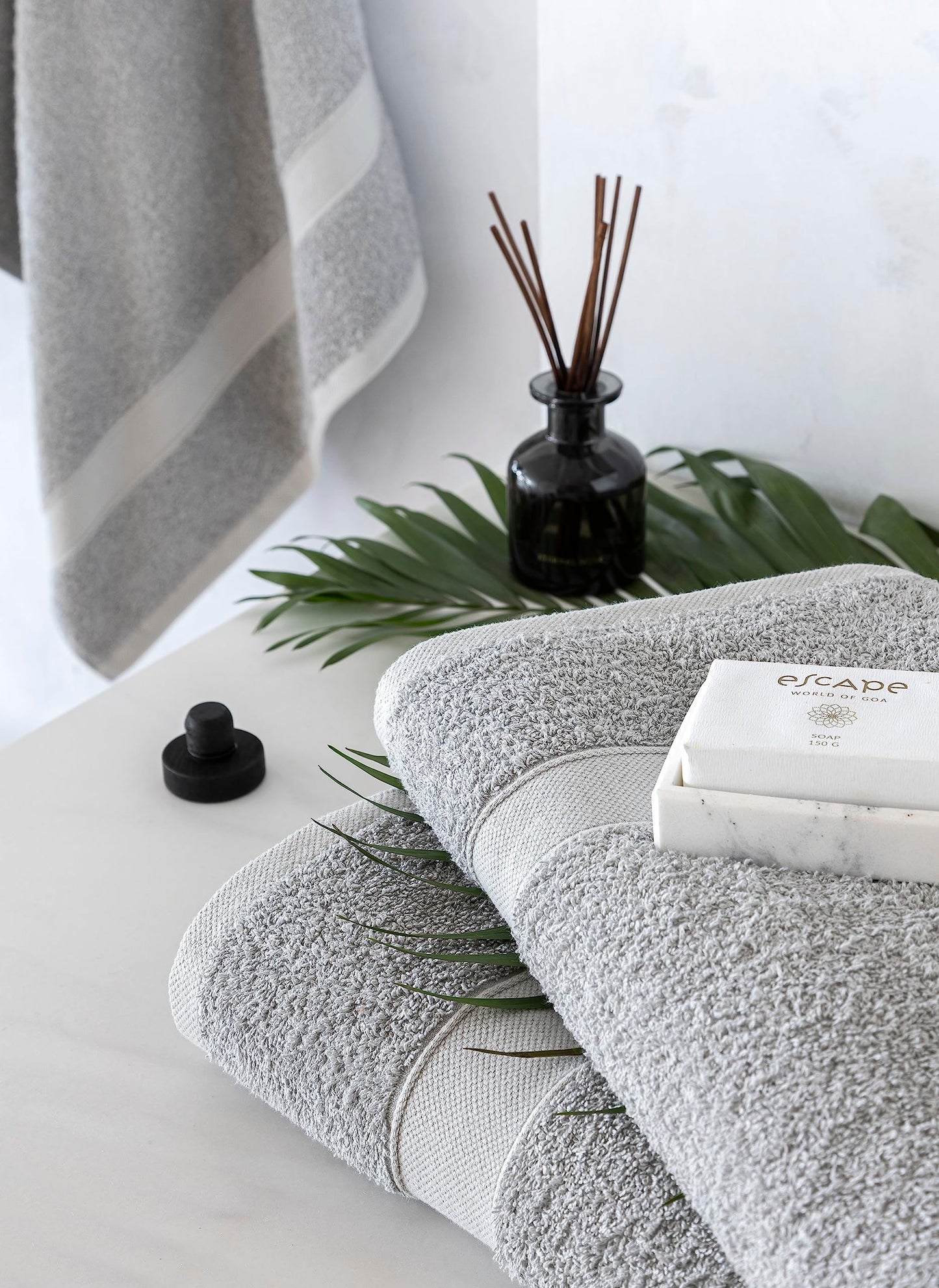 Todocama 2 bath towels, 100% cotton, 550 gsm, extra soft, very absorbent and quick-drying, measures 70 x 140 cm, light grey.