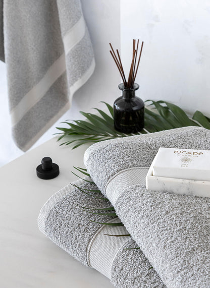 Todocama 2 bath towels, 100% cotton, 550 gsm, extra soft, very absorbent and quick-drying, measures 70 x 140 cm, light grey.