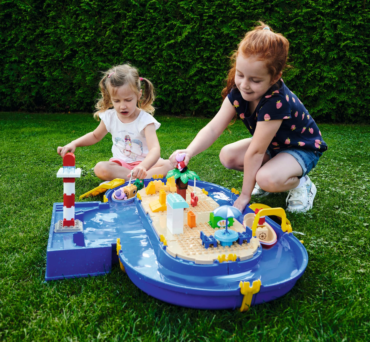 BIG-Waterplay - Peppa Pig Holiday - Outdoor water toy with large water slide, BIG-Bloxx building blocks, hand crank & Peppa Pig figures, for children ages 3-7.