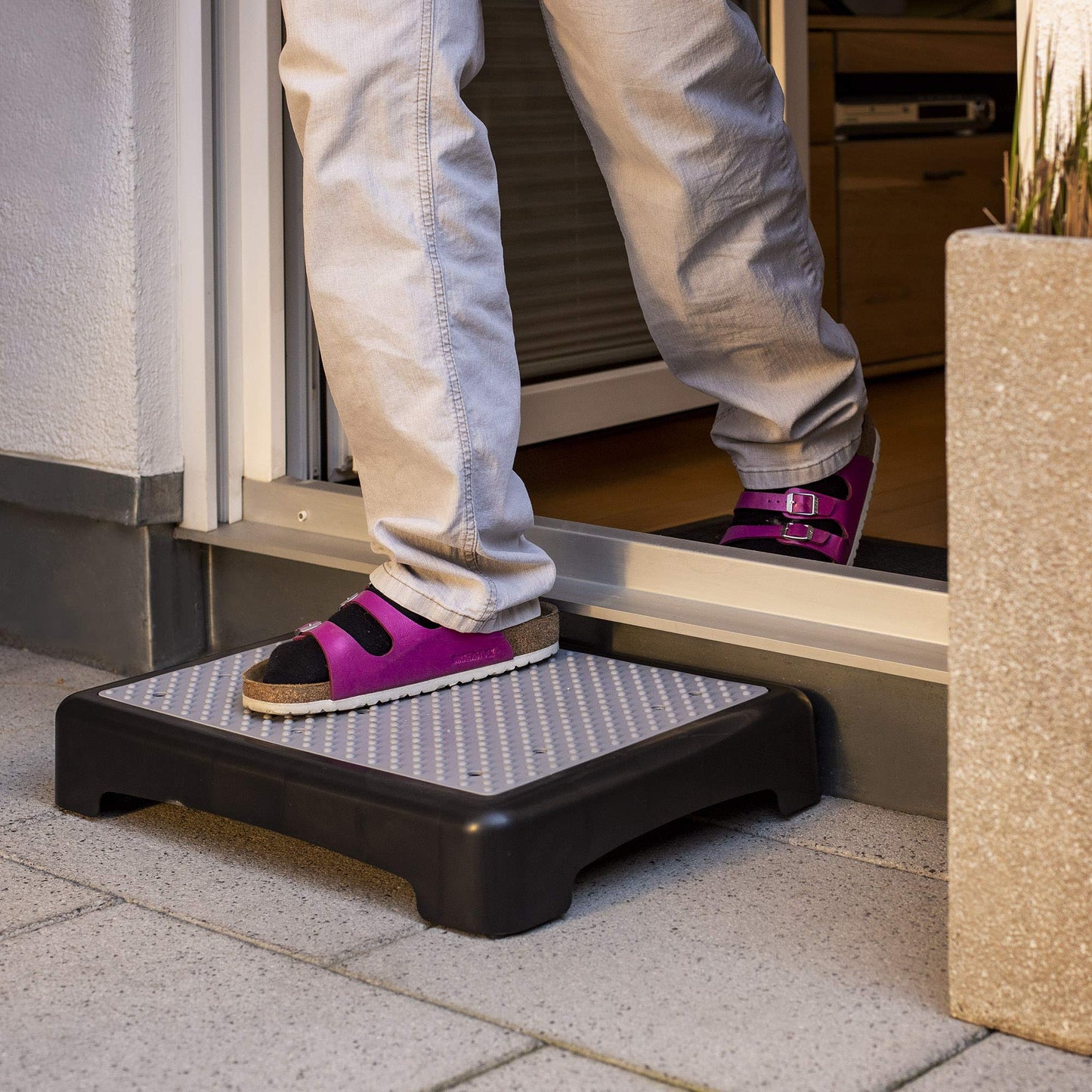 UPP Step Stool Indoor & Outdoor up to 200 kg | Step aid for seniors or footrest for children with anti-slip safety feature | Stool and step aid for bathroom, kitchen & door thresholds 50 x 40 x 10 cm