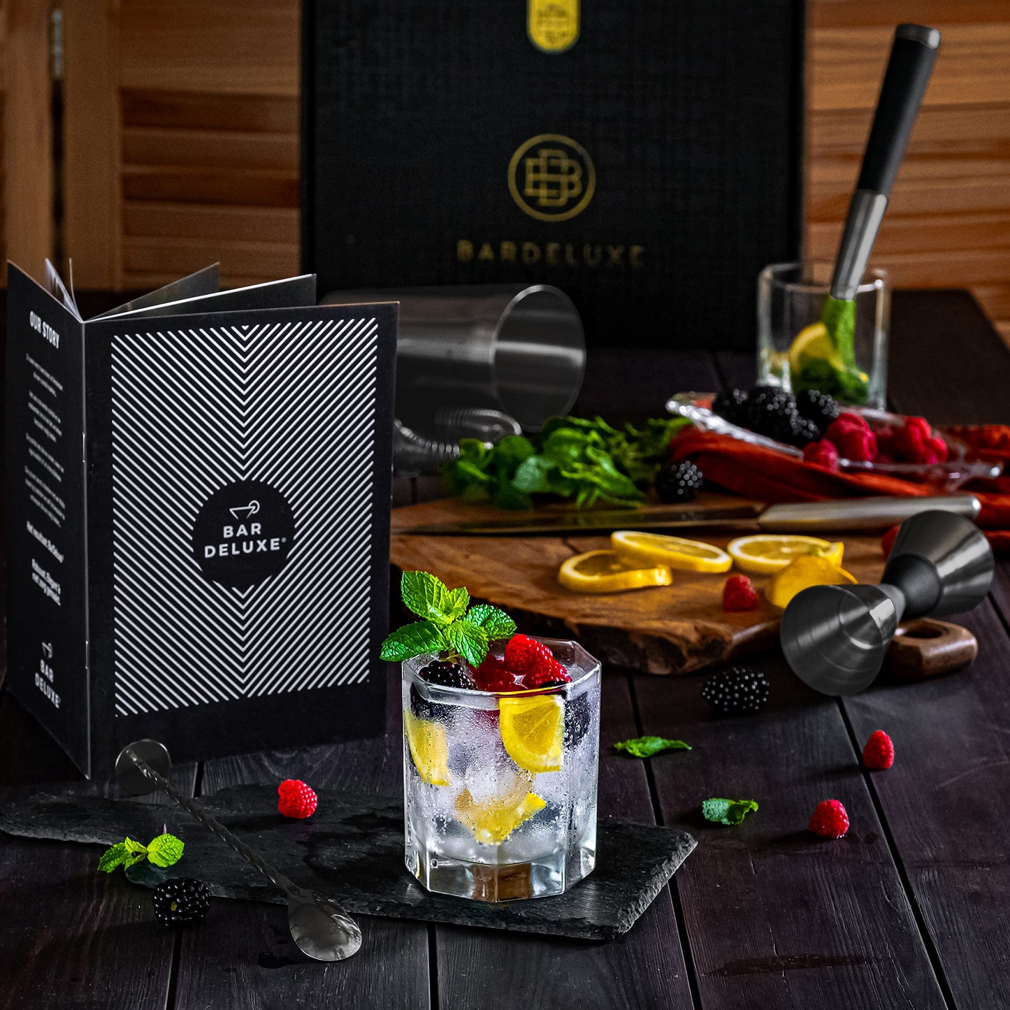 BarDeluxe® Boston Shaker Set 5-piece, Bartender Set, Cocktail Mix Set - 750ml Boston Cocktail Shaker, Stainless Steel Cocktail Set, Cocktail Accessories - Luxury Gift Set, Bag & Recipe Book (Black)