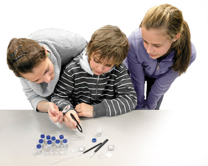 Bresser Junior Student Microscope BIOLUX SEL with smartphone holder in violet & Bresser Junior Experiment Kit for microscopy beginners with slides, magnifying glass, and microscope tools.