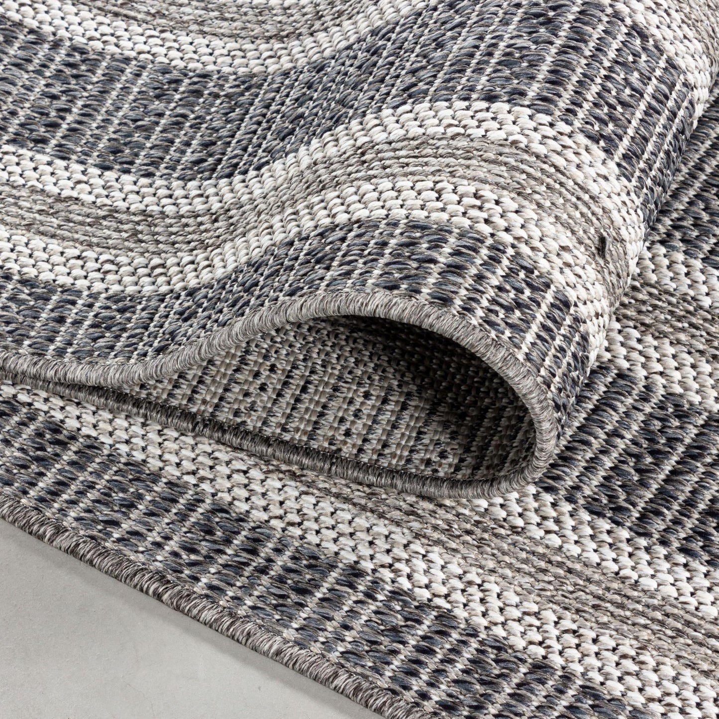 HomebyHome outdoor rug in grey, 60x100 cm. Ideal for kitchen, patio, balcony, garden, camping, living room, and bedroom. Border design, made of polypropylene with 7mm flatweave construction. Easy to care for.