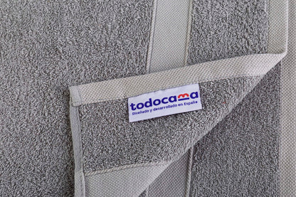 Todocama 2 bath towels, 100% cotton, 550 gsm, extra soft, very absorbent and quick-drying, measures 70 x 140 cm, light grey.