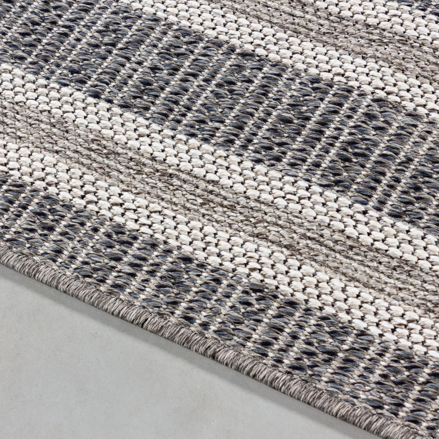 HomebyHome outdoor rug in grey, 60x100 cm. Ideal for kitchen, patio, balcony, garden, camping, living room, and bedroom. Border design, made of polypropylene with 7mm flatweave construction. Easy to care for.